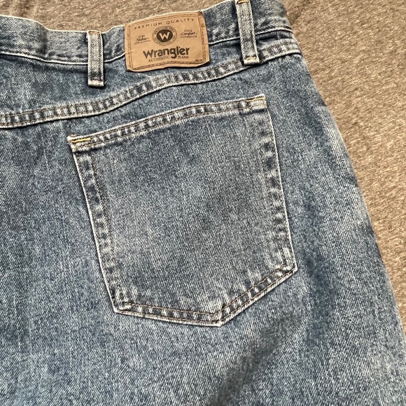 Wrangler Authentics Men Cotton Relaxed Fit Mid Wash Jeans Size 42 x 32 - Picture 6 of 9